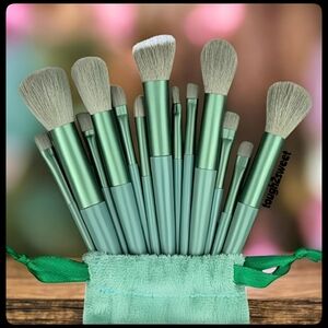🆕️LAST 1🌹PROFESSIONAL MAKEUP BRUSH SET IN A SATIN DRAWSTRING BAG